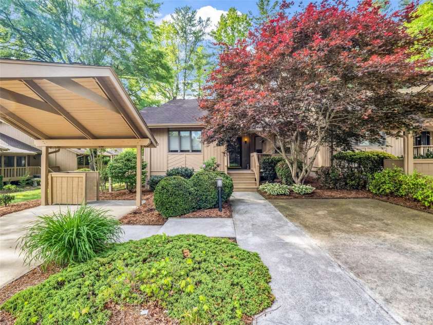 102 White Oak Drive, Hendersonville, NC 28791.  MLS# CAR4376604, YatesRealty ID 38494. 