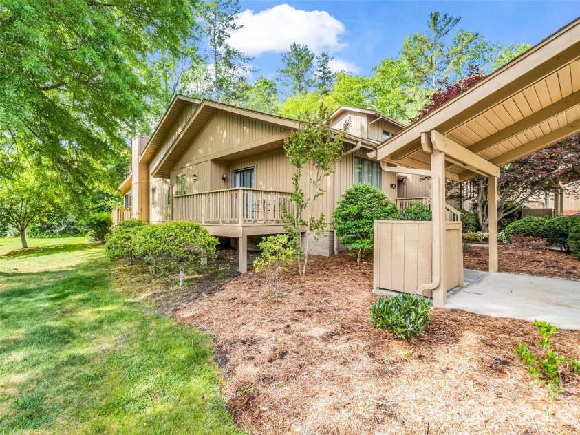102 White Oak Drive, Hendersonville, NC 28791.  MLS# CAR4376604, YatesRealty ID 38494. 