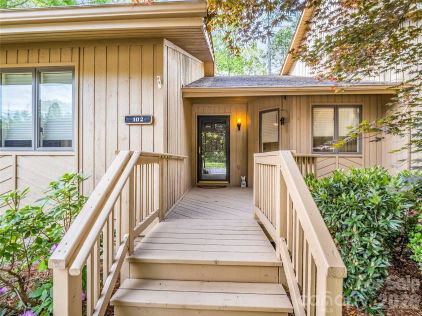 102 White Oak Drive, Hendersonville, NC 28791.  MLS# CAR4376604, YatesRealty ID 38494. 