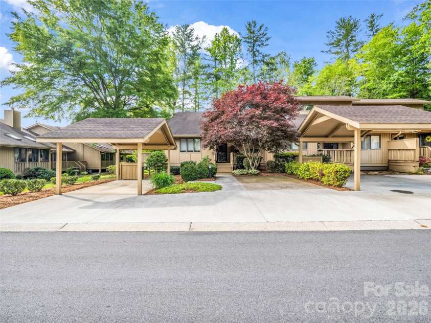 102 White Oak Drive, Hendersonville, NC 28791.  MLS# CAR4376604, YatesRealty ID 38494. 