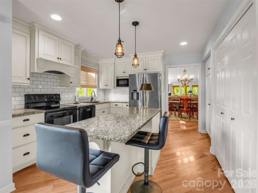 102 White Oak Drive, Hendersonville, NC 28791.  MLS# CAR4376604, YatesRealty ID 38494. 
