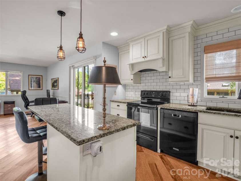 102 White Oak Drive, Hendersonville, NC 28791.  MLS# CAR4376604, YatesRealty ID 38494. 