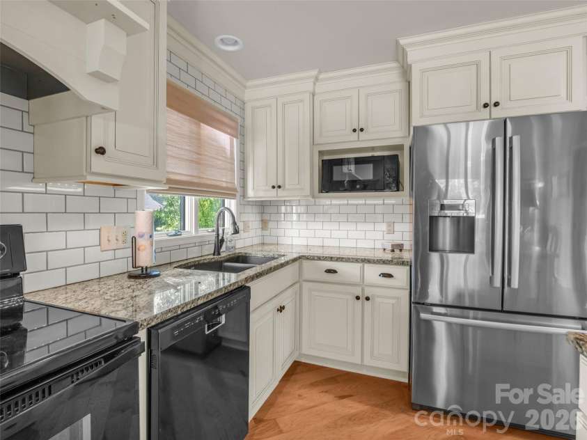 102 White Oak Drive, Hendersonville, NC 28791.  MLS# CAR4376604, YatesRealty ID 38494. 