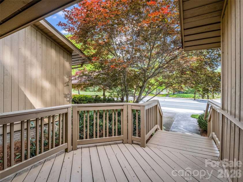 102 White Oak Drive, Hendersonville, NC 28791.  MLS# CAR4376604, YatesRealty ID 38494. 