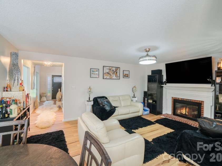 6101 Skyline Drive, Charlotte, NC 28269.  MLS# CAR4404845, YatesRealty ID 38496. 