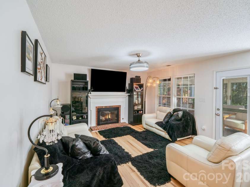 6101 Skyline Drive, Charlotte, NC 28269.  MLS# CAR4404845, YatesRealty ID 38496. 