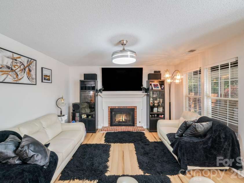 6101 Skyline Drive, Charlotte, NC 28269.  MLS# CAR4404845, YatesRealty ID 38496. 