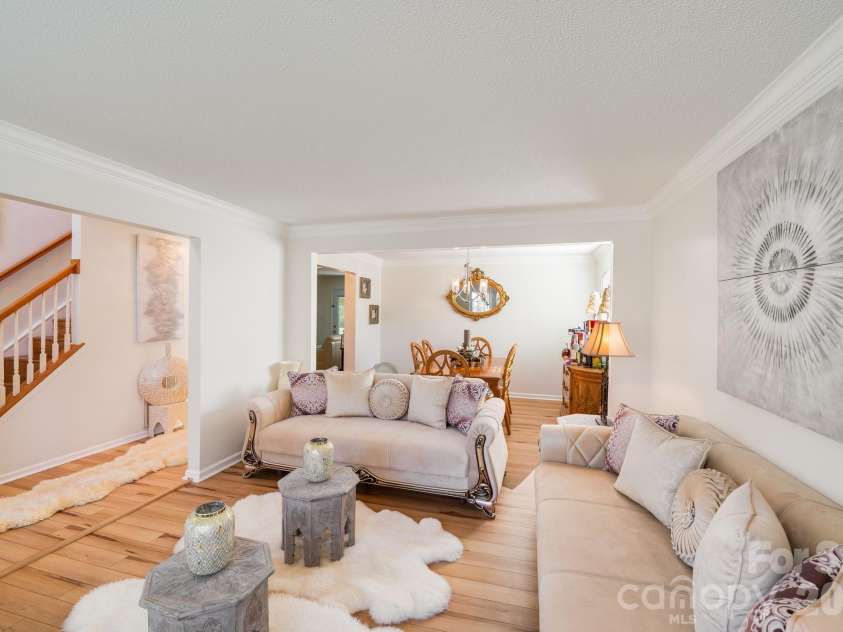 6101 Skyline Drive, Charlotte, NC 28269.  MLS# CAR4404845, YatesRealty ID 38496. 