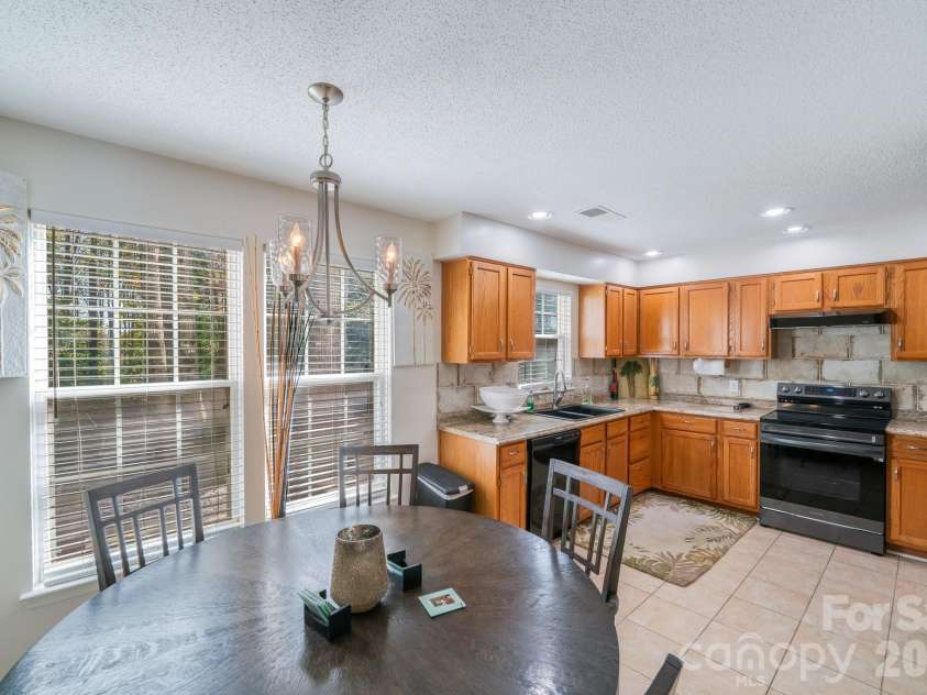 6101 Skyline Drive, Charlotte, NC 28269.  MLS# CAR4404845, YatesRealty ID 38496. 