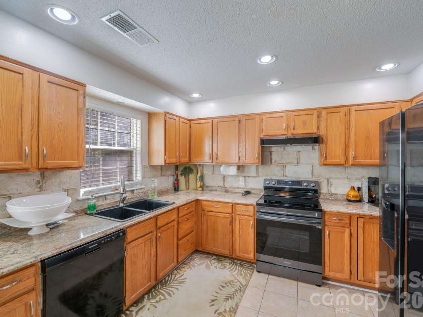 6101 Skyline Drive, Charlotte, NC 28269.  MLS# CAR4404845, YatesRealty ID 38496. 