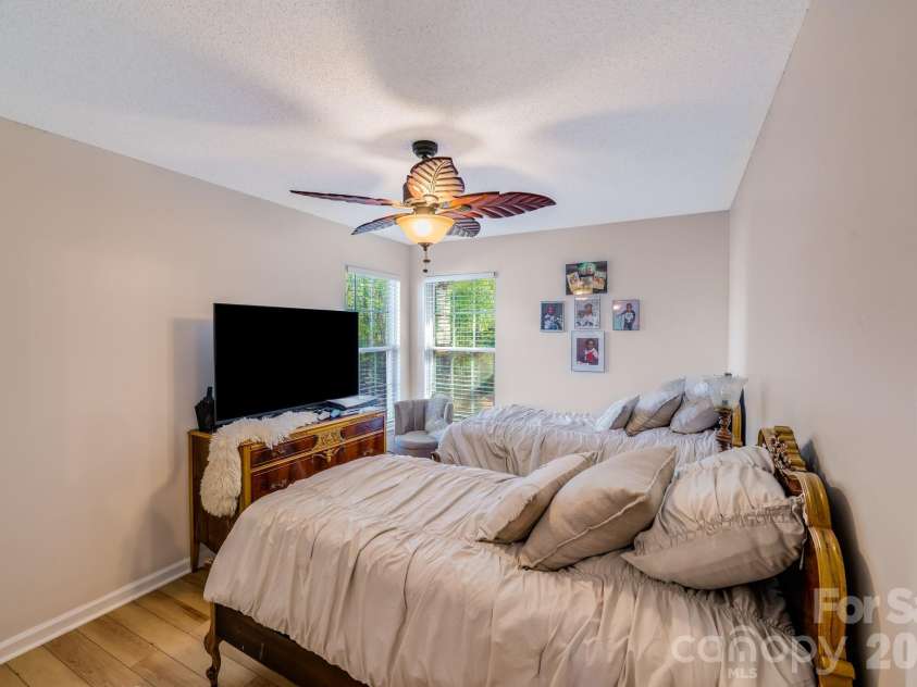 6101 Skyline Drive, Charlotte, NC 28269.  MLS# CAR4404845, YatesRealty ID 38496. 