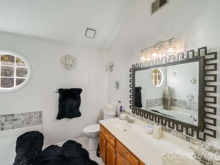 6101 Skyline Drive, Charlotte, NC 28269.  MLS# CAR4404845, YatesRealty ID 38496. 