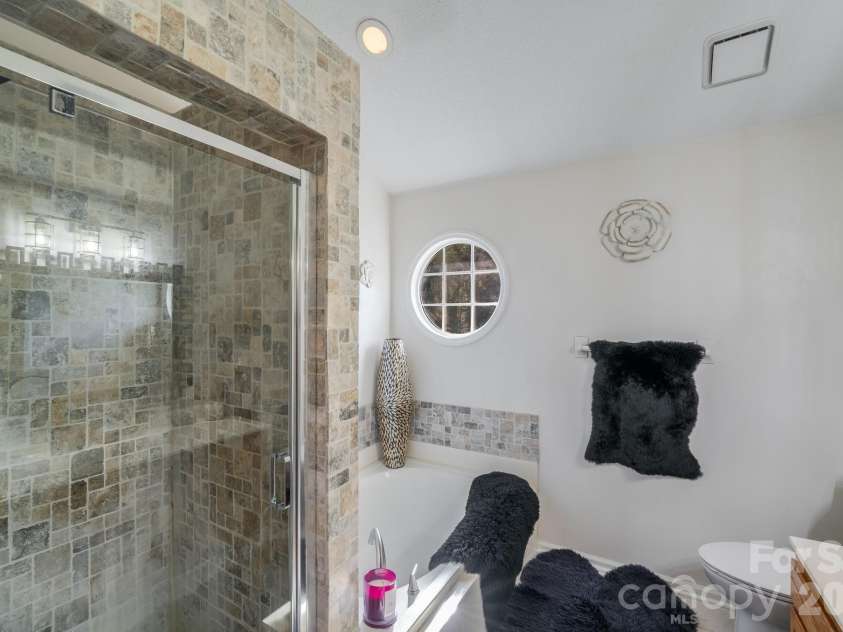 6101 Skyline Drive, Charlotte, NC 28269.  MLS# CAR4404845, YatesRealty ID 38496. 