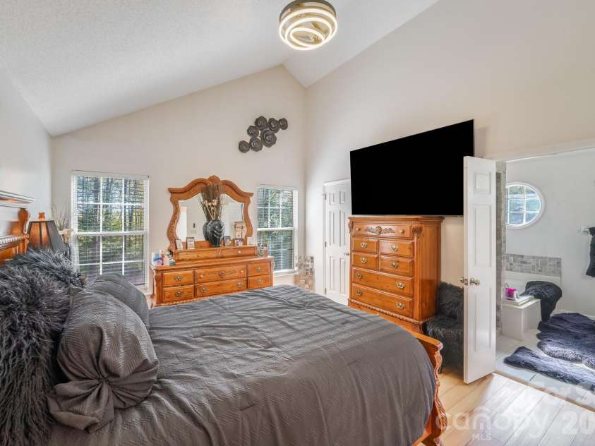 6101 Skyline Drive, Charlotte, NC 28269.  MLS# CAR4404845, YatesRealty ID 38496. 