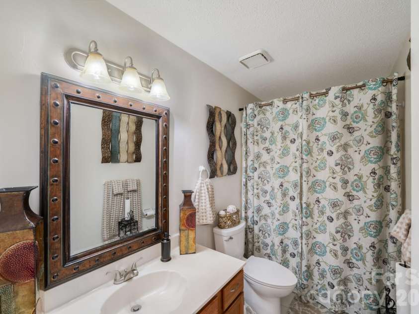 6101 Skyline Drive, Charlotte, NC 28269.  MLS# CAR4404845, YatesRealty ID 38496. 