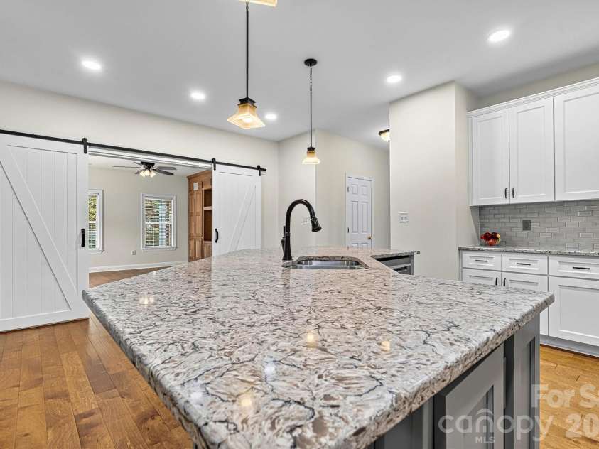 7542 Sedgebrook Drive, Stanley, NC 28164.  MLS# CAR4401228, YatesRealty ID 38497. Large Island/breakfast bar