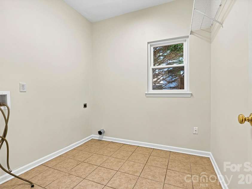 7542 Sedgebrook Drive, Stanley, NC 28164.  MLS# CAR4401228, YatesRealty ID 38497. Large Laundry Room off kitchen