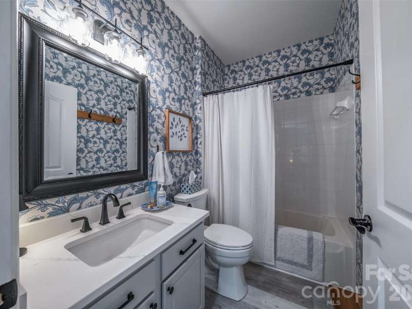 17110 Red Feather Drive, Charlotte, NC 28277.  MLS# CAR4397638, YatesRealty ID 38499. Guest Bath