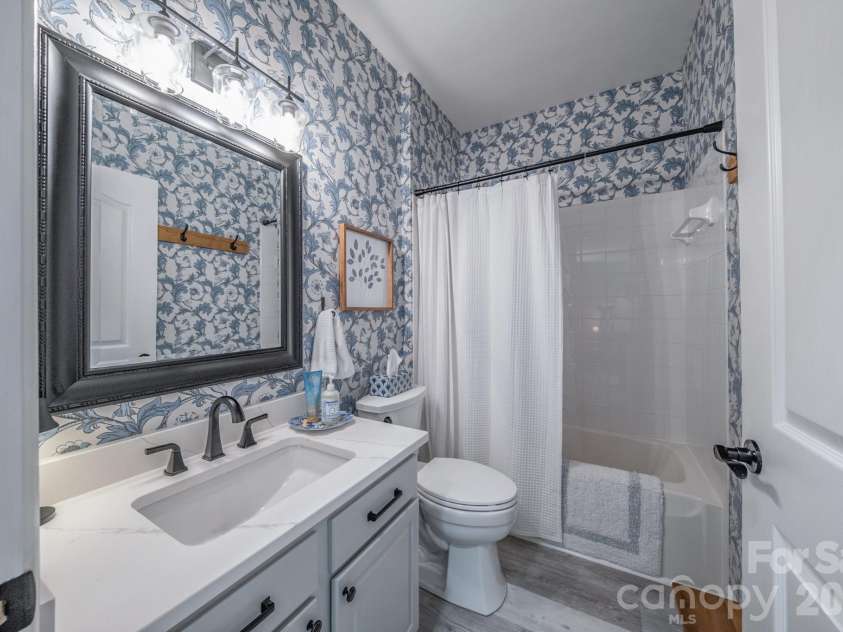 17110 Red Feather Drive, Charlotte, NC 28277.  MLS# CAR4397638, YatesRealty ID 38499. Guest Bath