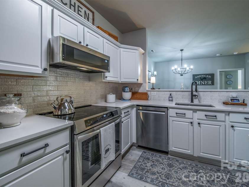 17110 Red Feather Drive, Charlotte, NC 28277.  MLS# CAR4397638, YatesRealty ID 38499. Kitchen