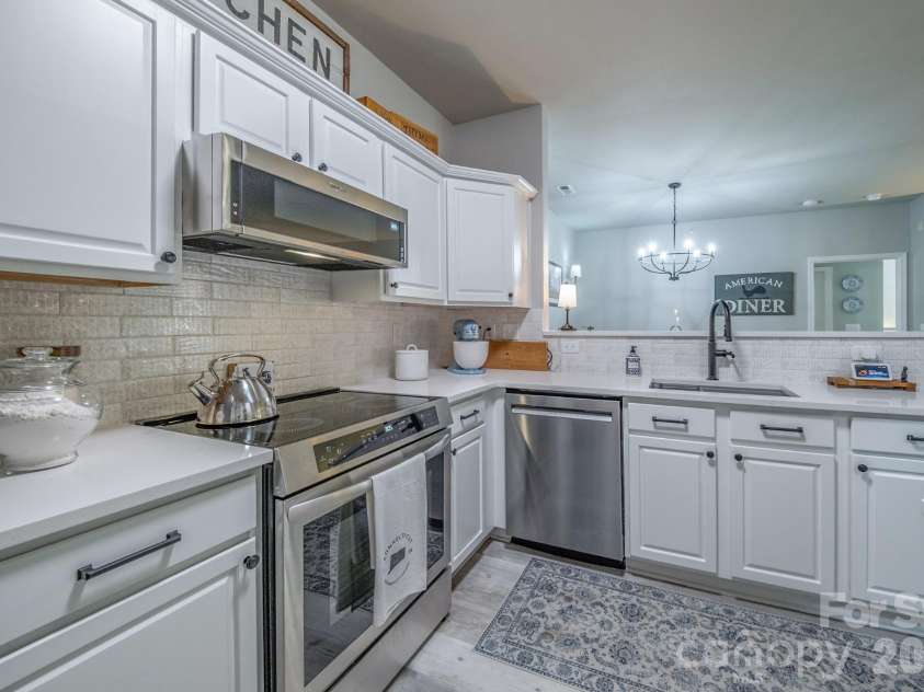 17110 Red Feather Drive, Charlotte, NC 28277.  MLS# CAR4397638, YatesRealty ID 38499. Kitchen