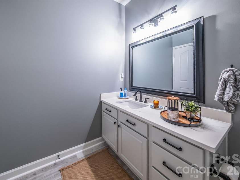17110 Red Feather Drive, Charlotte, NC 28277.  MLS# CAR4397638, YatesRealty ID 38499. Primary Bath