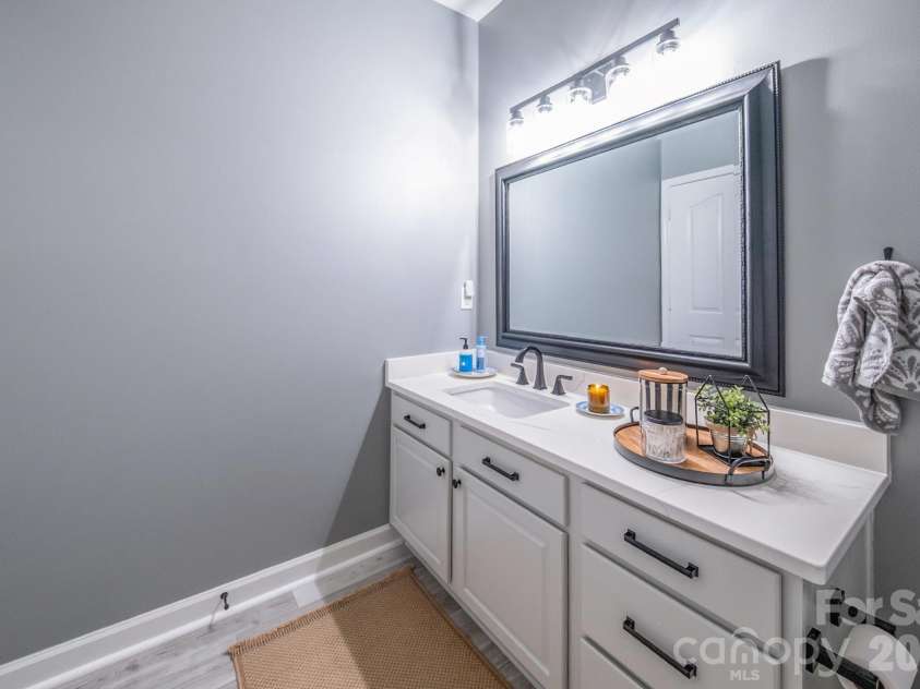 17110 Red Feather Drive, Charlotte, NC 28277.  MLS# CAR4397638, YatesRealty ID 38499. Primary Bath