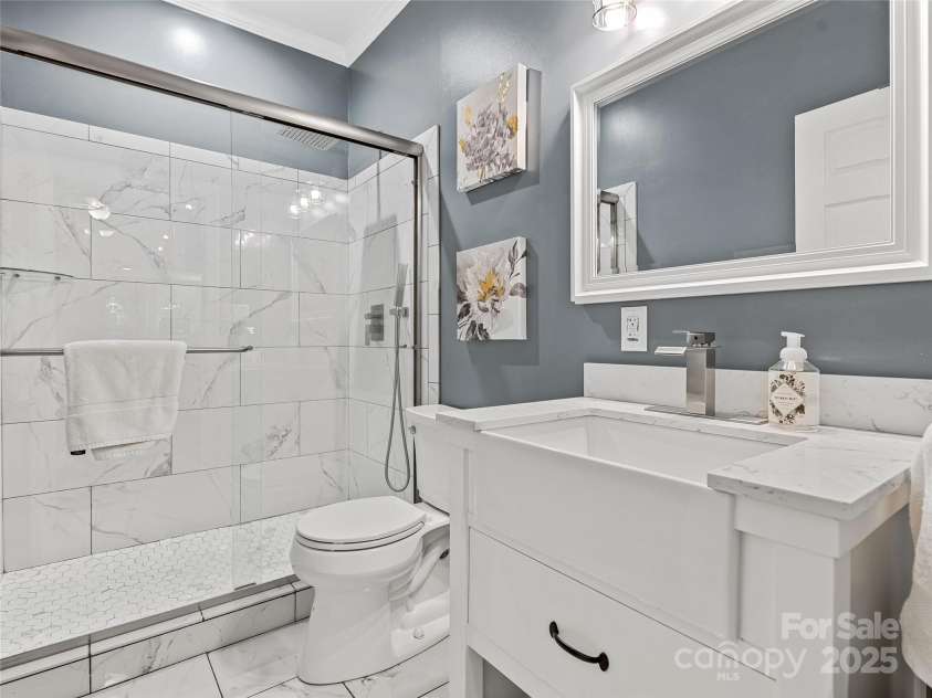 29 Spanish Oak Drive, Asheville, NC 28804.  MLS# CAR4165167, YatesRealty ID 3850. Guest Bath 2