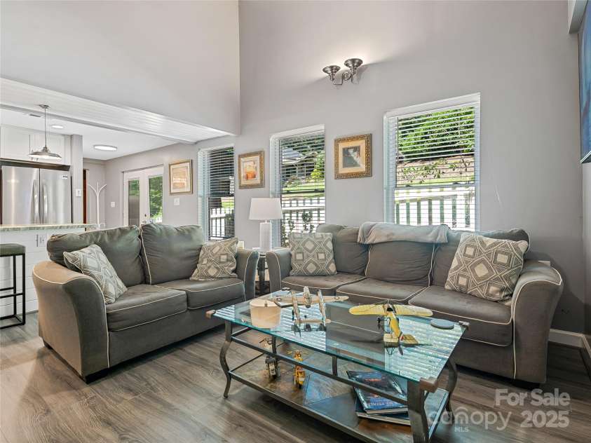 29 Spanish Oak Drive, Asheville, NC 28804.  MLS# CAR4165167, YatesRealty ID 3850. Guest House Living Area