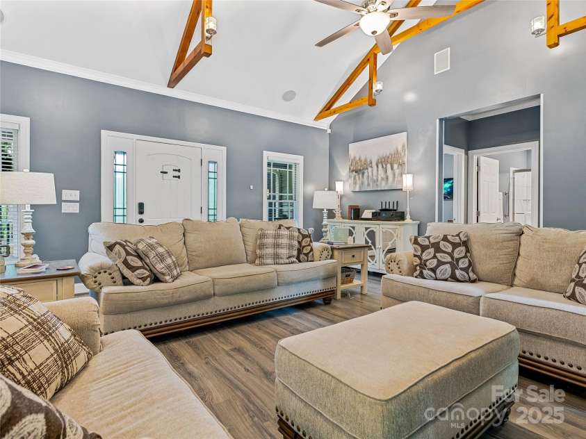 29 Spanish Oak Drive, Asheville, NC 28804.  MLS# CAR4165167, YatesRealty ID 3850. Living Room