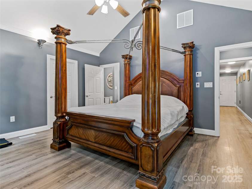 29 Spanish Oak Drive, Asheville, NC 28804.  MLS# CAR4165167, YatesRealty ID 3850. Primary Suite