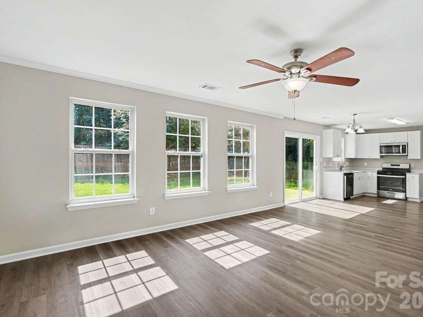 9828 Aventide Lane, Charlotte, NC 28215.  MLS# CAR4385043, YatesRealty ID 38500. 