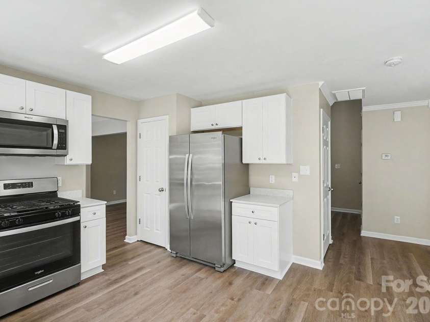 9828 Aventide Lane, Charlotte, NC 28215.  MLS# CAR4385043, YatesRealty ID 38500. 