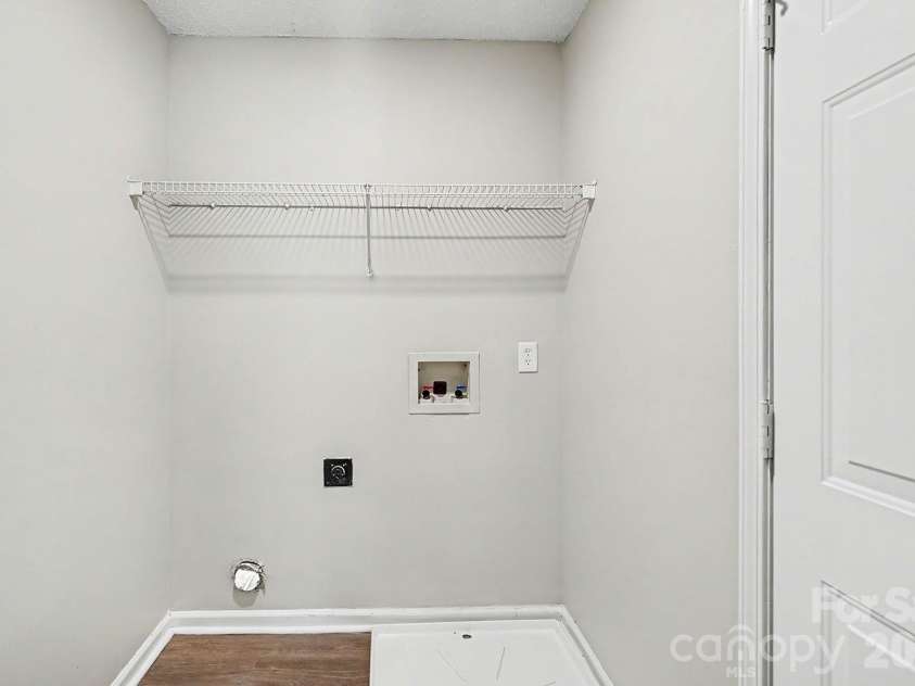 9828 Aventide Lane, Charlotte, NC 28215.  MLS# CAR4385043, YatesRealty ID 38500. 