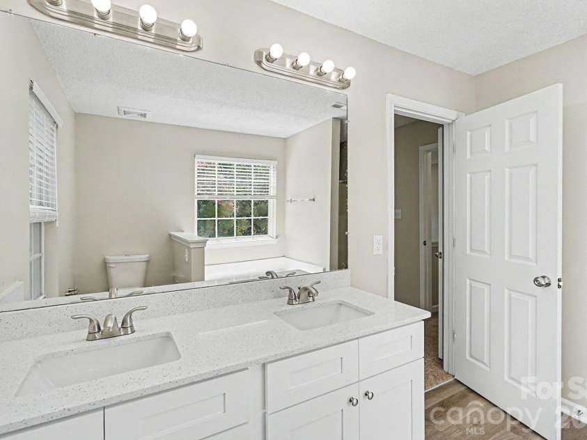 9828 Aventide Lane, Charlotte, NC 28215.  MLS# CAR4385043, YatesRealty ID 38500. 