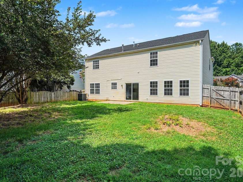 9828 Aventide Lane, Charlotte, NC 28215.  MLS# CAR4385043, YatesRealty ID 38500. 