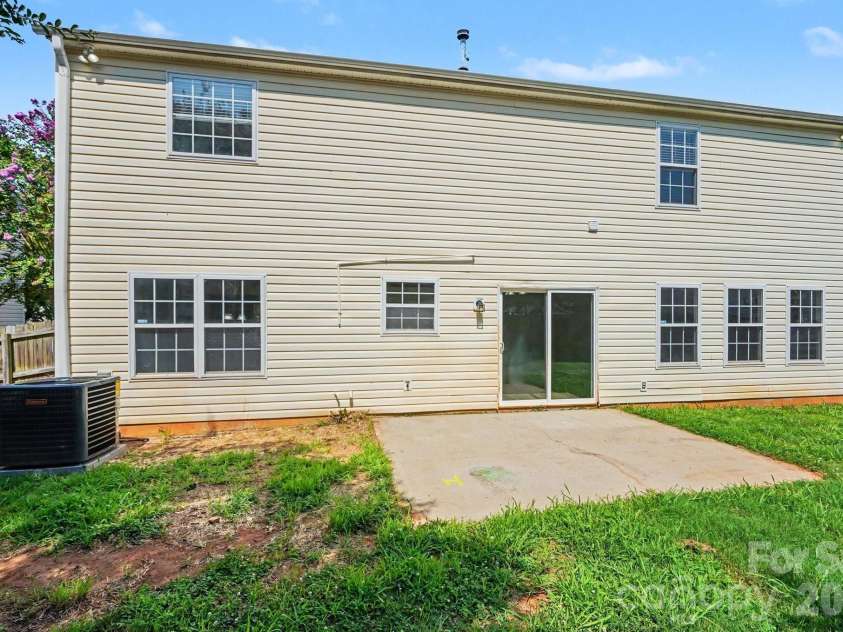 9828 Aventide Lane, Charlotte, NC 28215.  MLS# CAR4385043, YatesRealty ID 38500. 