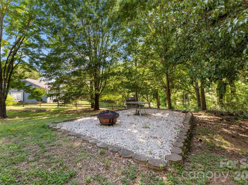 12219 Landing Green Drive, Charlotte, NC 28277.  MLS# CAR4340734, YatesRealty ID 38504. 