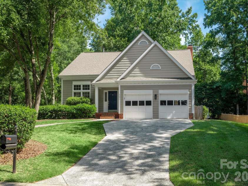 9801 Deer Spring Lane, Charlotte, NC 28210.  MLS# CAR4404766, YatesRealty ID 38506. Charming South Charlotte tree-lined community!