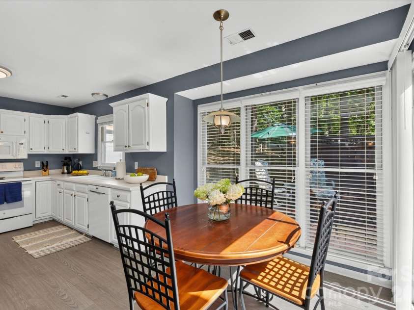 9801 Deer Spring Lane, Charlotte, NC 28210.  MLS# CAR4404766, YatesRealty ID 38506. Kitchen eating area