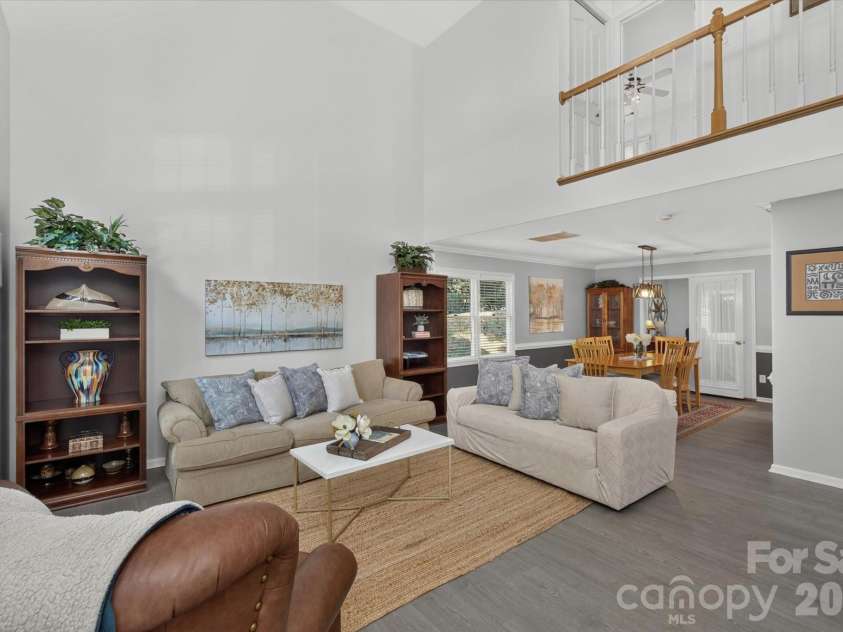 9801 Deer Spring Lane, Charlotte, NC 28210.  MLS# CAR4404766, YatesRealty ID 38506. Light and bright open floor plan