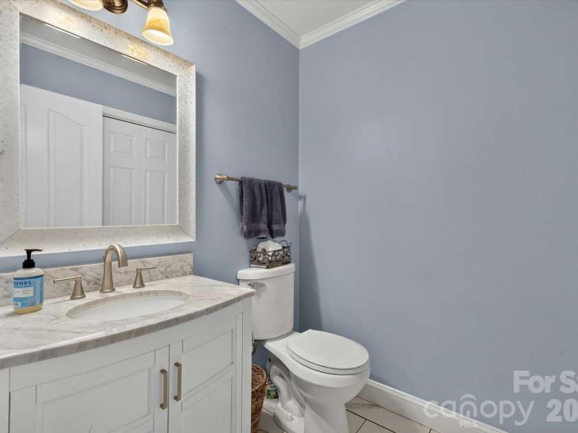 9801 Deer Spring Lane, Charlotte, NC 28210.  MLS# CAR4404766, YatesRealty ID 38506. RENOVATED half bath