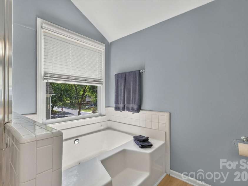 9801 Deer Spring Lane, Charlotte, NC 28210.  MLS# CAR4404766, YatesRealty ID 38506. Soaking tub