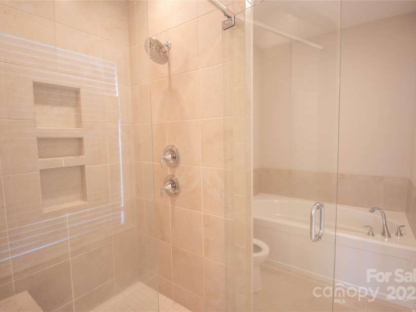 147 Fesperman Circle, Troutman, NC 28166.  MLS# CAR4166451, YatesRealty ID 3851. Primary Standing Show and Tub