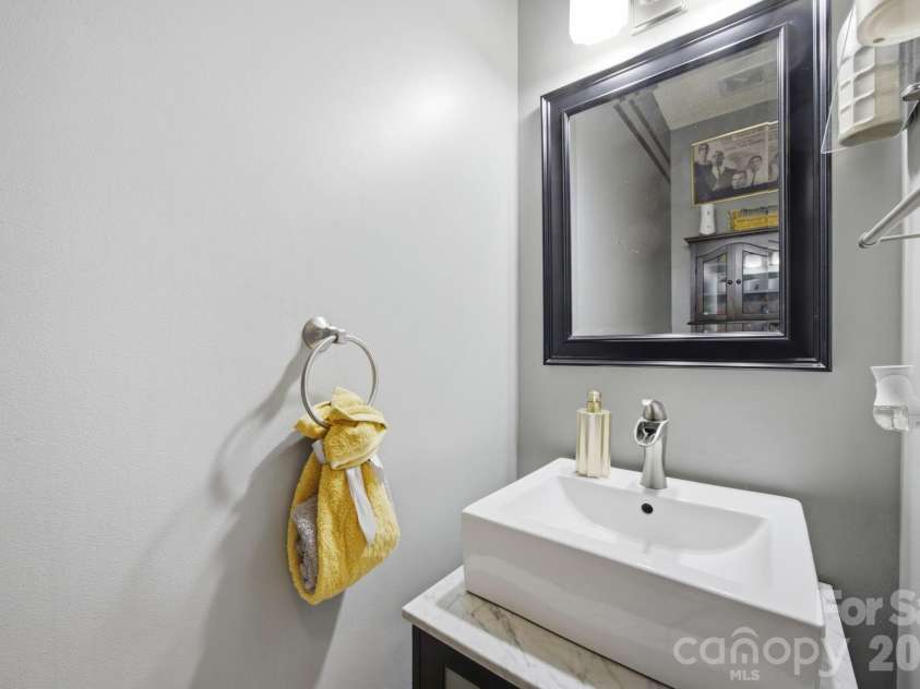 1946 Wilrose Place, Matthews, NC 28105.  MLS# CAR4398311, YatesRealty ID 38511. 