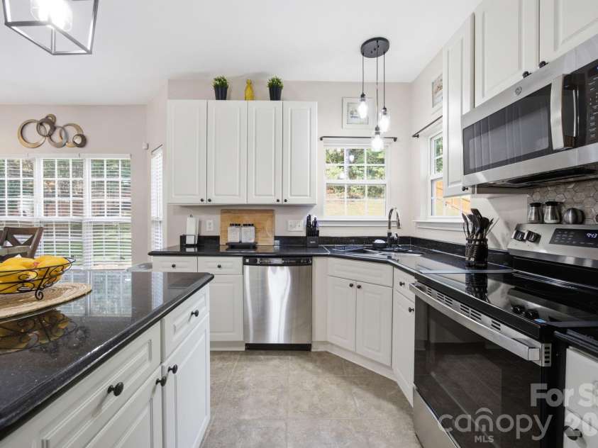1946 Wilrose Place, Matthews, NC 28105.  MLS# CAR4398311, YatesRealty ID 38511. 