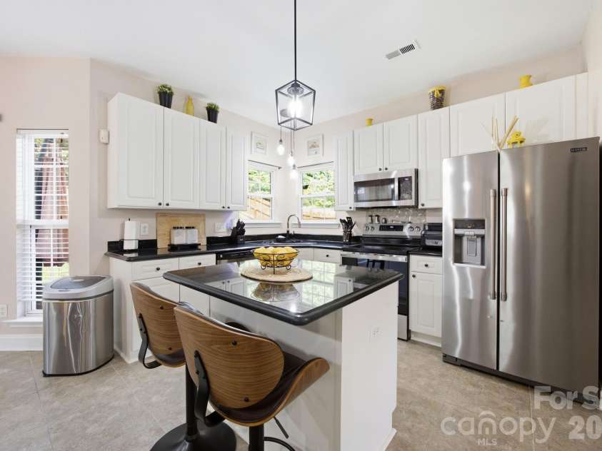 1946 Wilrose Place, Matthews, NC 28105.  MLS# CAR4398311, YatesRealty ID 38511. 