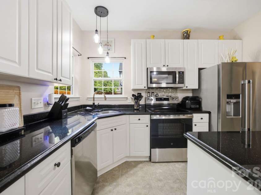 1946 Wilrose Place, Matthews, NC 28105.  MLS# CAR4398311, YatesRealty ID 38511. 