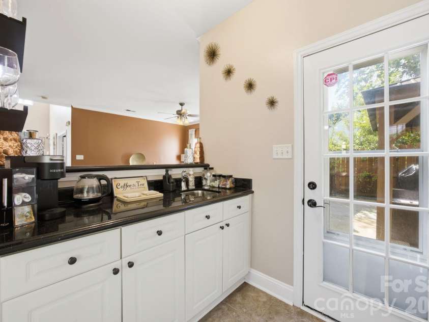 1946 Wilrose Place, Matthews, NC 28105.  MLS# CAR4398311, YatesRealty ID 38511. 