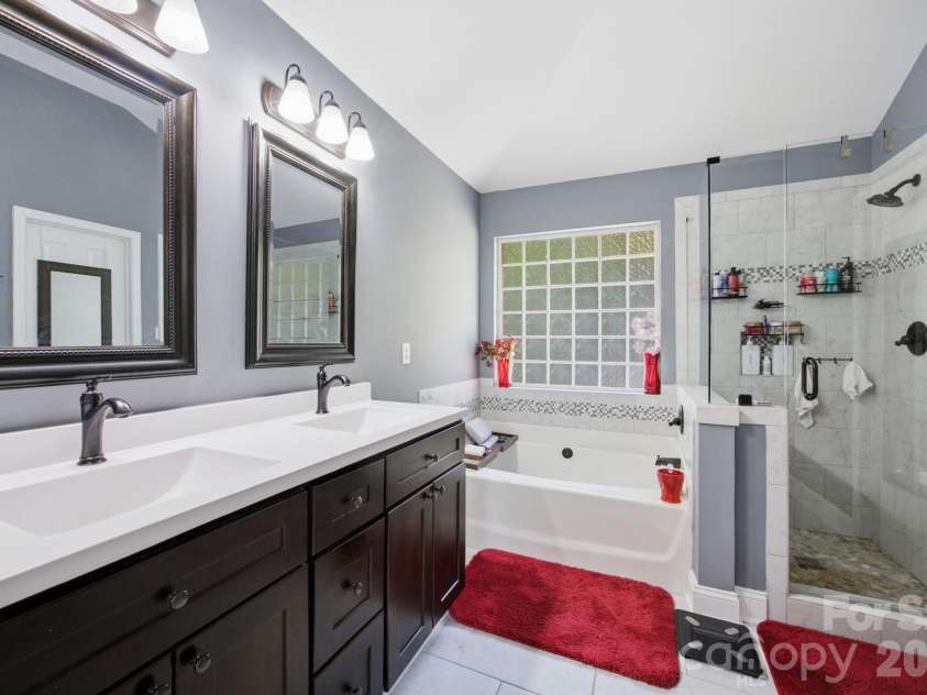 1946 Wilrose Place, Matthews, NC 28105.  MLS# CAR4398311, YatesRealty ID 38511. 